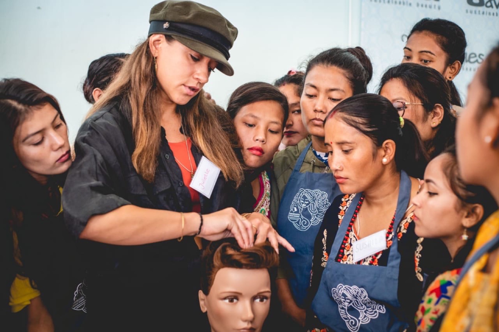 Juliette geeft training voor Hairdressers Without Borders