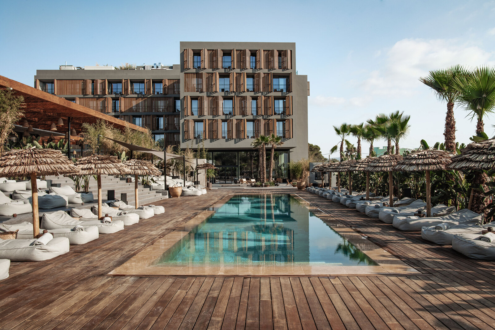 OKU Hotel Ibiza, zwembad en terras