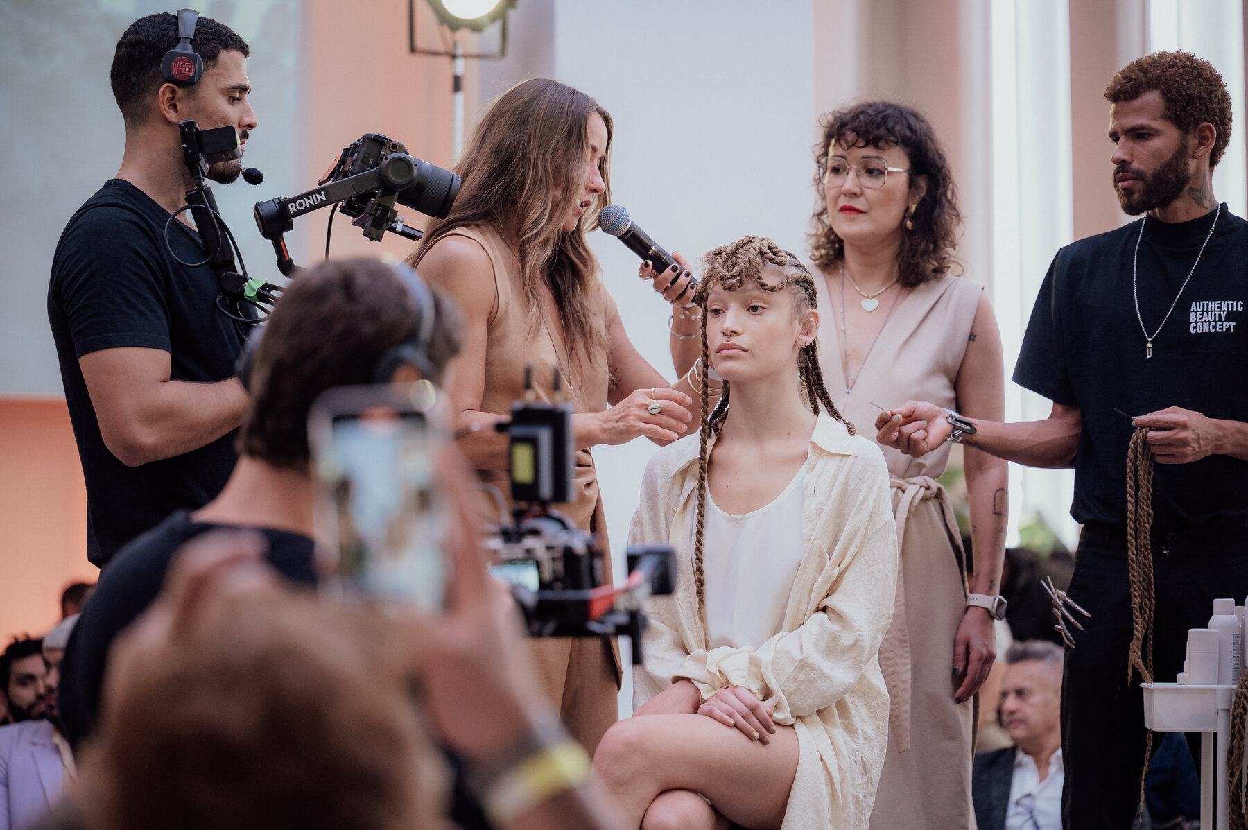 Juliëtte den Ouden geeft live les op het podium, met model en crew