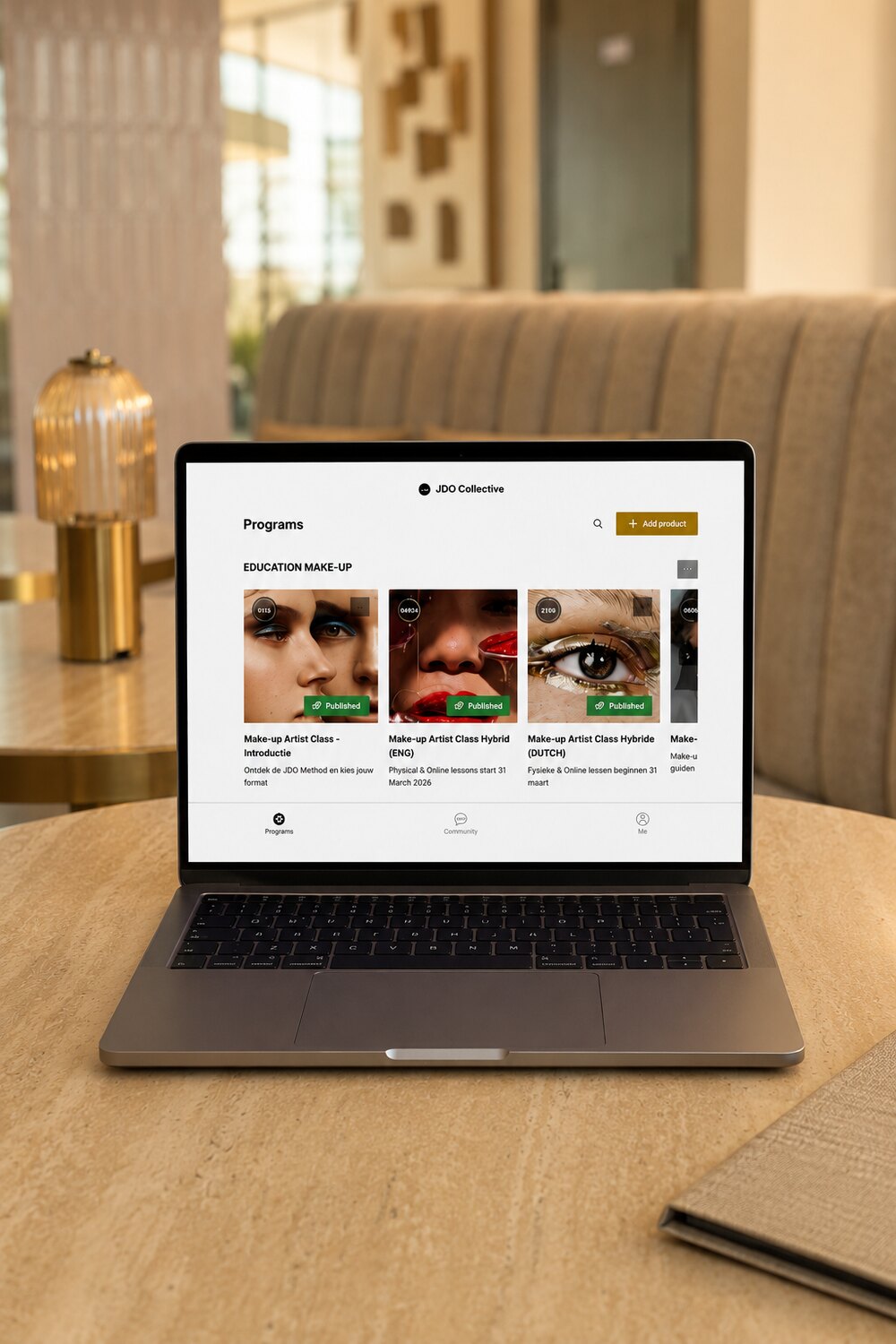 Het online JDO make-up programma op de laptop