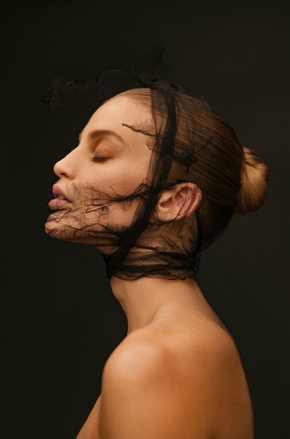 Editorial hair & make-up in zwart-wit, zwarte tule-sluier over de huid, fotografie Rahi Rezvani