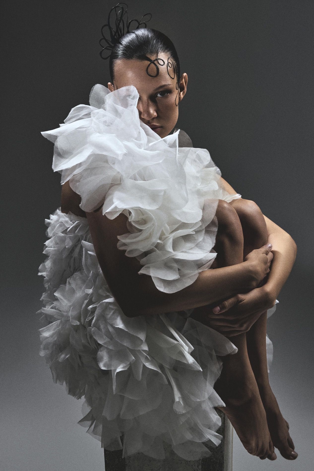 Couture editorial, wit organza met sculpturale ruche