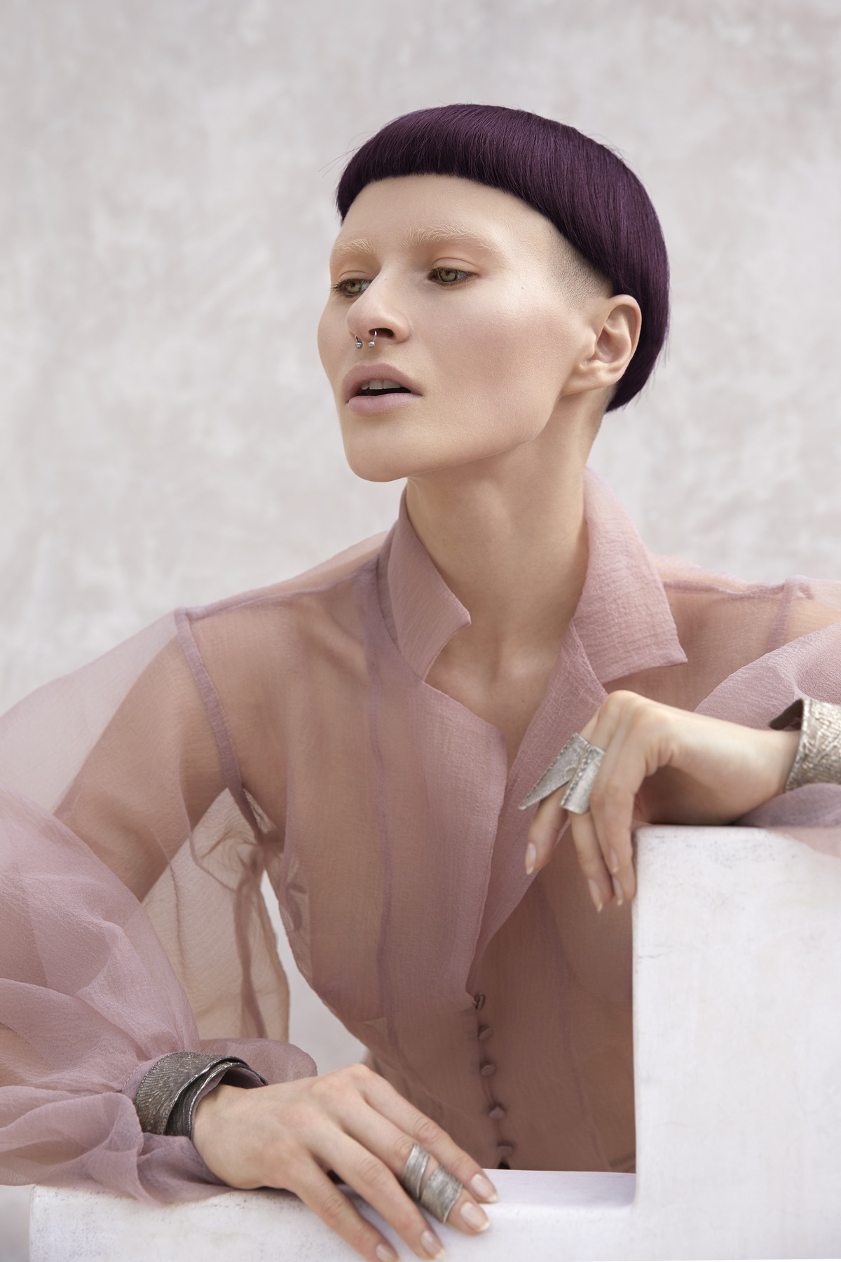 Hair editorial, paarse bowl-cut, strak geknipt haar