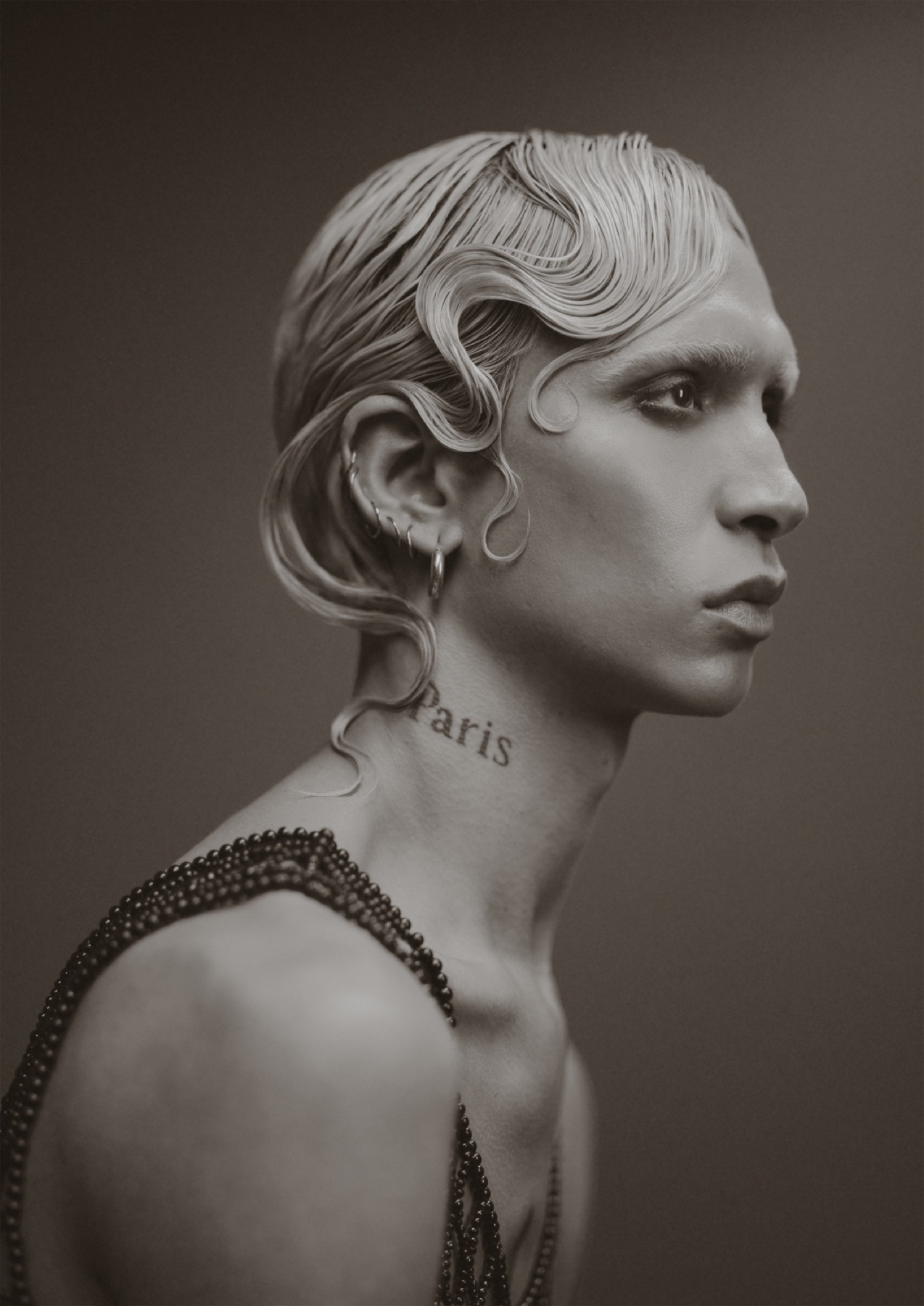Hair editorial in zwart-wit, androgyne finger-wave, fotografie Rahi Rezvani