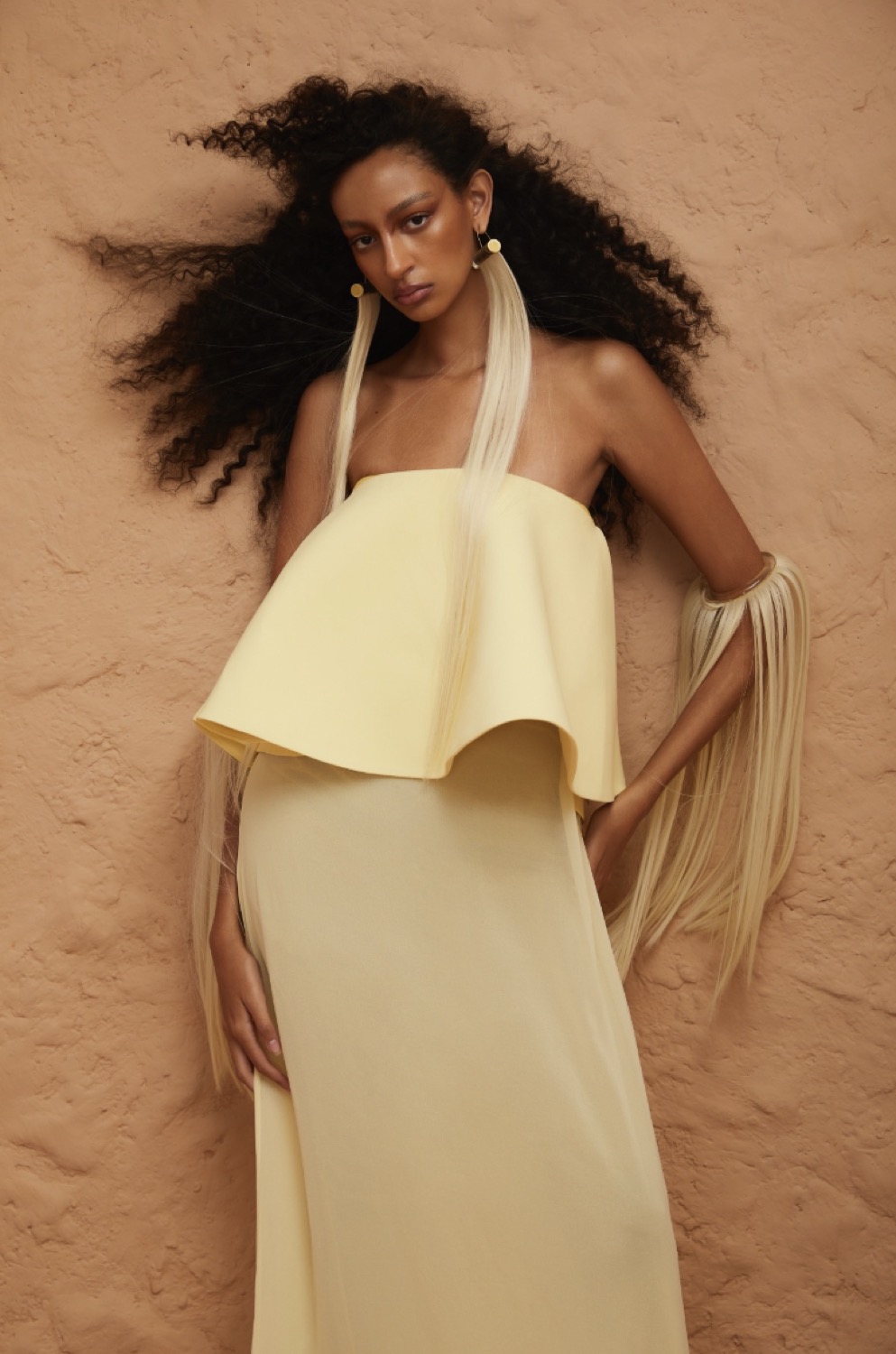 Hair editorial voor Glamour, blonde hairextensions door donkere krullen