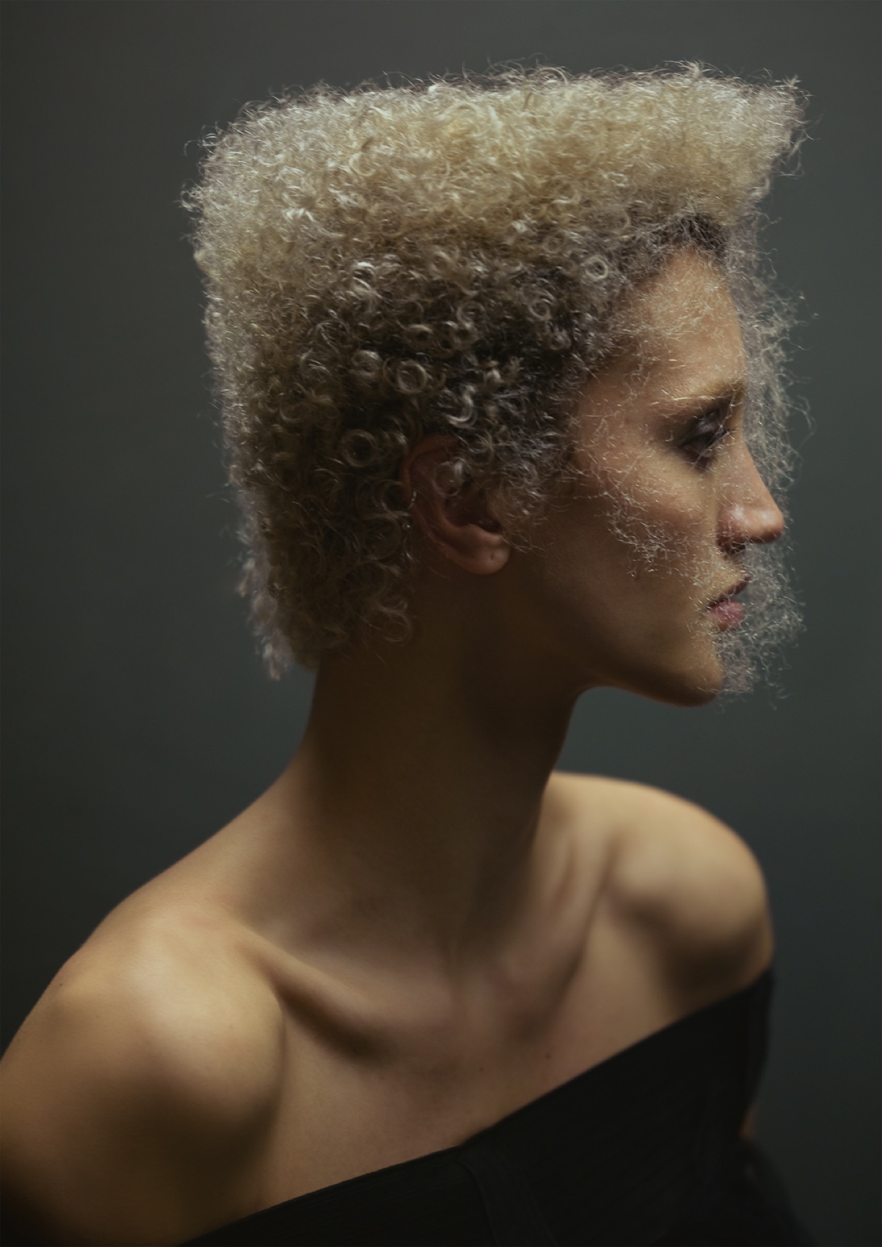 Hair editorial, gesculpteerde blonde afro in profiel, fotografie Rahi Rezvani