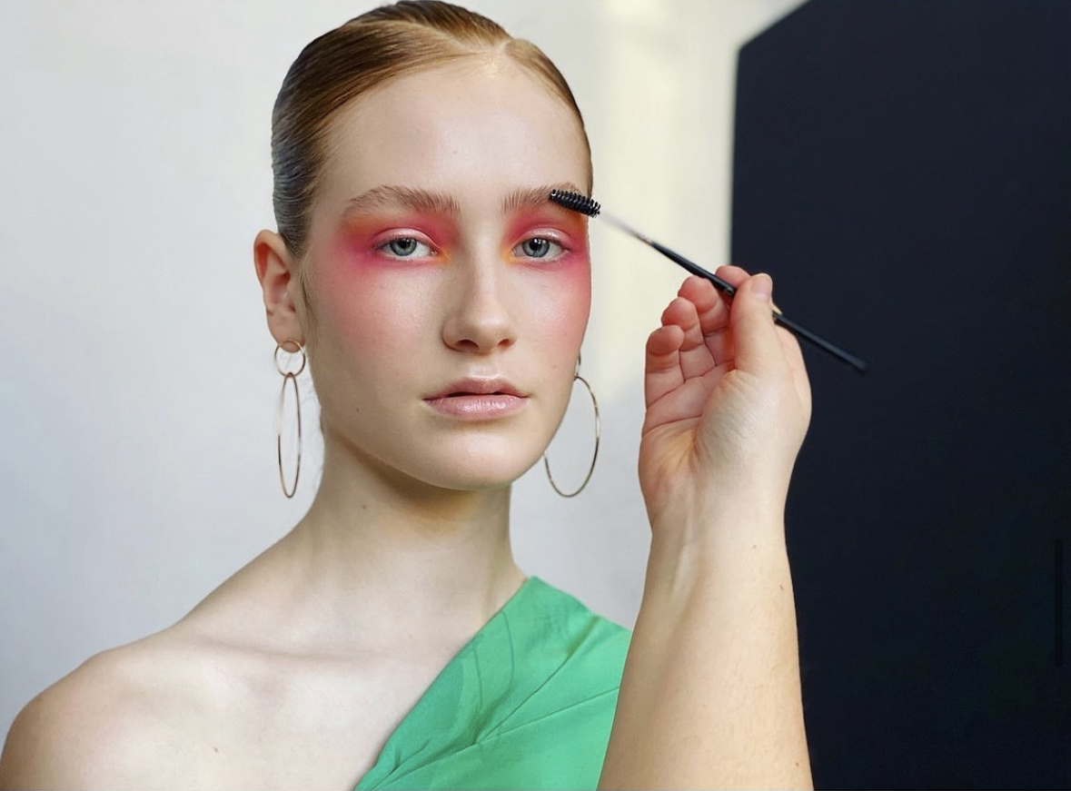 Make-up artist aan het werk met kwast, creatieve focus