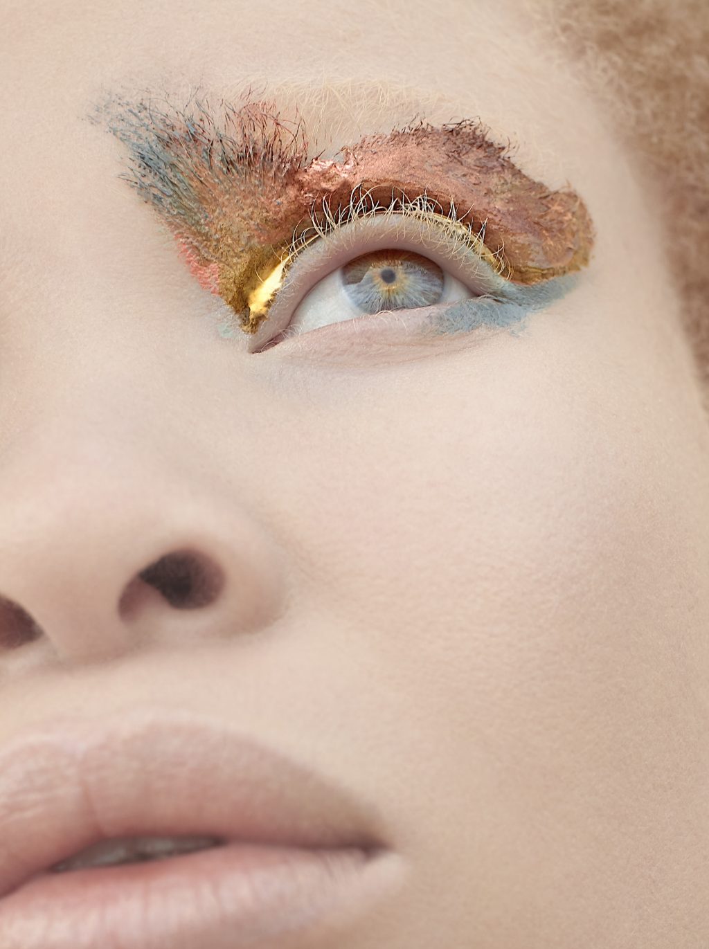 Make-up artist aan het werk, creatief vakmanschap binnen JDO Wellbeing